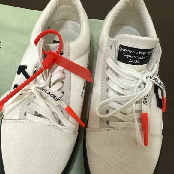 Pre owned like new OFF-WHITE Low Vulcanized Sneakers with dust bag. - Picture 5 of 10